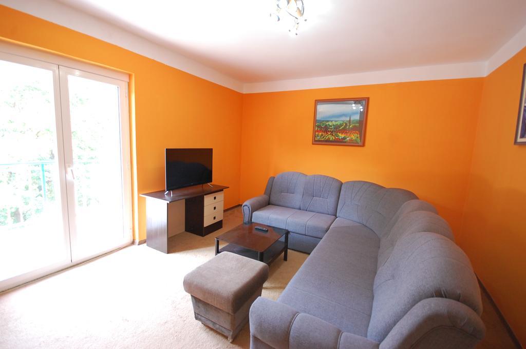 Apartment Mladan By El-Pi Tours Njivice Kültér fotó